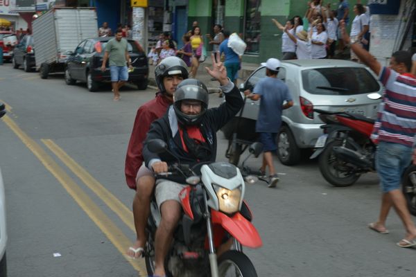 Casagrande e Ferraço fazem carreata em bairros de vitória no último dia da campanha por Helio Filho/Assessoria