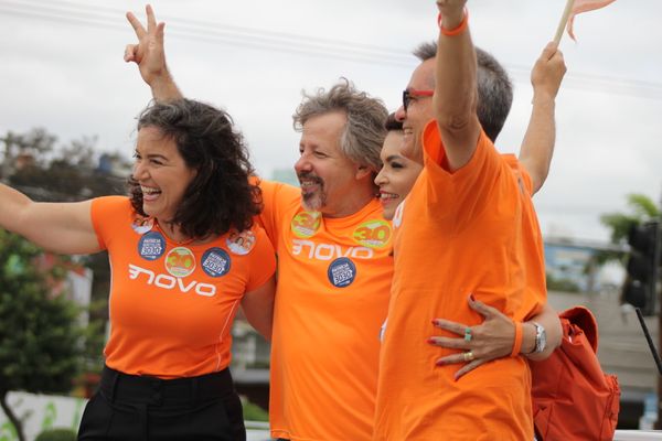 Candidato abraça grupo por Vitor Recla