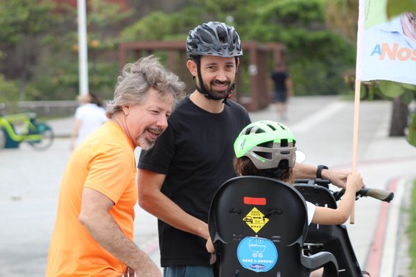 Aridelmo conversa com criança por Vitor Recla