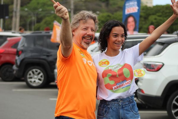 Representante do Partido Novo em caminhada por Vitor Recla