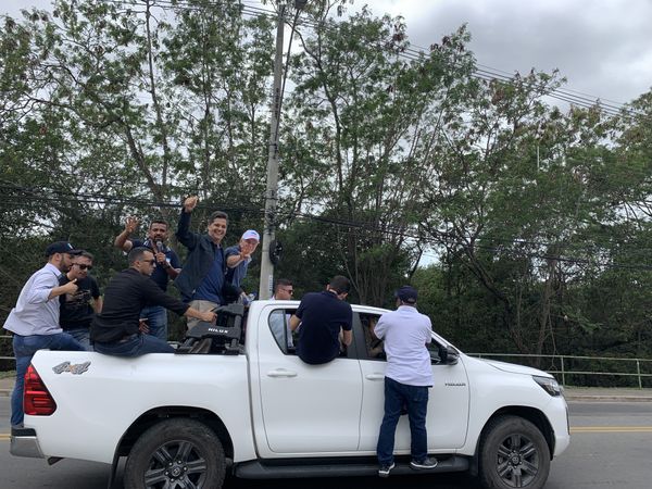Casagrande e Ferraço acenam para a reportagem por João Vitor Castro