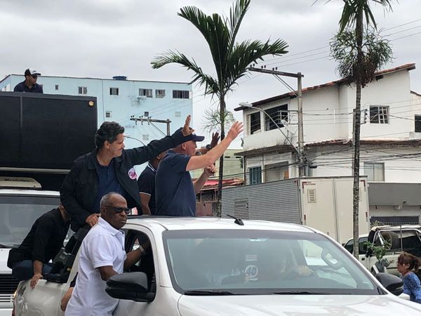 Casagrande e Ferraço acenam para apoiadores por Beatriz Heleodoro