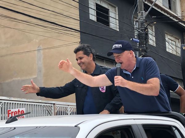 Casagrande e Ferraço acenam para apoiadores por Beatriz Heleodoro