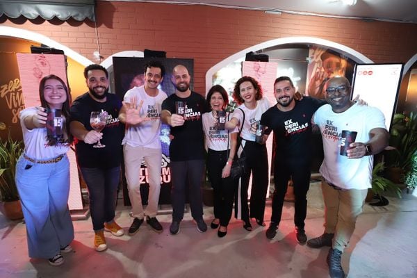 Equipe Ativação comemorando aniversário da agência