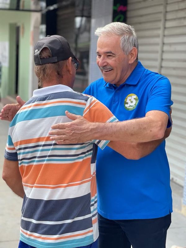 Guerino abraça eleitor por Reprodução