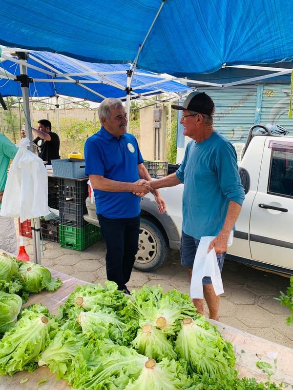 Na feira, aperto de mãos  por Reprodução