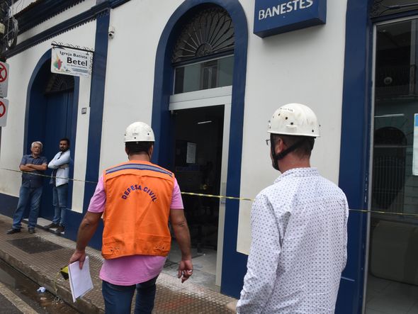 Bandidos explodem e assaltam bancos em Santa Leopoldina. Na imagem, a agência do Banestes. Também foram antingidos os bancos Sicoob e Banco do Brasil. por Carlos Alberto Silva