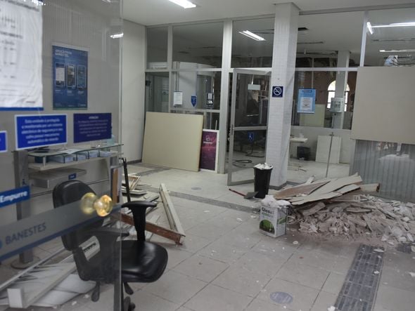 Bandidos explodem e assaltam bancos em Santa Leopoldina. Na imagem, a agência do Banestes. Também foram antingidos os bancos Sicoob e Banco do Brasil. por Carlos Alberto Silva