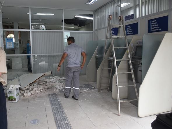 Bandidos explodem e assaltam bancos em Santa Leopoldina. Na imagem, a agência do Banestes. Também foram antingidos os bancos Sicoob e Banco do Brasil. por Carlos Alberto Silva