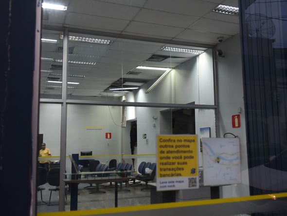 Bandidos explodem e assaltam bancos em Santa Leopoldina. Na imagem, a agência do Banco do Brasil. Também foram antingidos os bancos Sicoob e Banestes.  por Carlos Alberto Silva