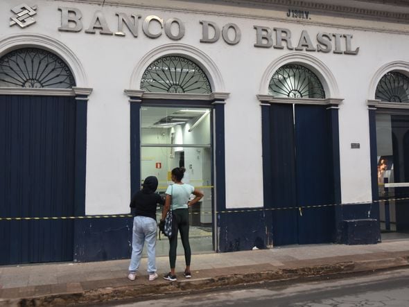 Bandidos explodem e assaltam bancos em Santa Leopoldina. Na imagem, a agência do Banco do Brasil. Também foram antingidos os bancos Sicoob e Banestes.  por Carlos Alberto Silva