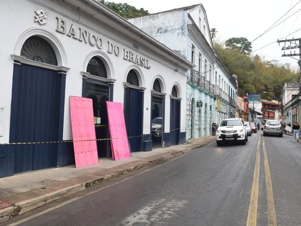 Bandidos explodem e assaltam bancos em Santa Leopoldina. Na imagem, a agência do Banco do Brasil. Também foram antingidos os bancos Sicoob e Banestes.  por Carlos Alberto Silva