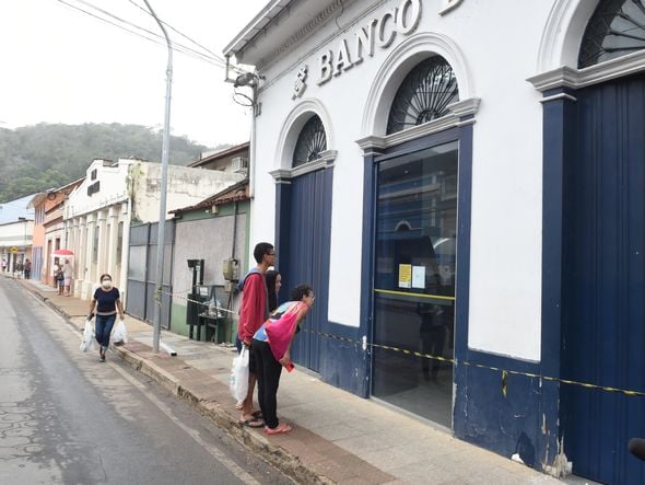 Bandidos explodem e assaltam bancos em Santa Leopoldina. Na imagem, a agência do Banco do Brasil. Também foram antingidos os bancos Sicoob e Banestes.  por Carlos Alberto Silva