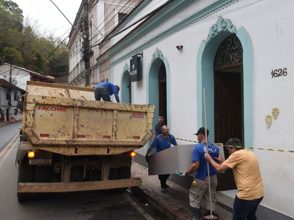 Bandidos explodem e assaltam bancos em Santa Leopoldina. Na imagem, a agência do Sicoob. Também foram antingidos os bancos Banestes e Banco do Brasil. por Carlos Alberto Slva