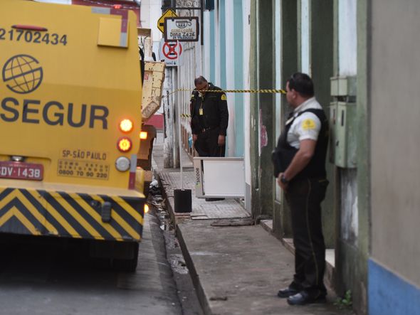 Bandidos explodem e assaltam bancos em Santa Leopoldina. Na imagem, a agência do Sicoob. Também foram antingidos os bancos Banestes e Banco do Brasil. por Carlos Alberto Slva