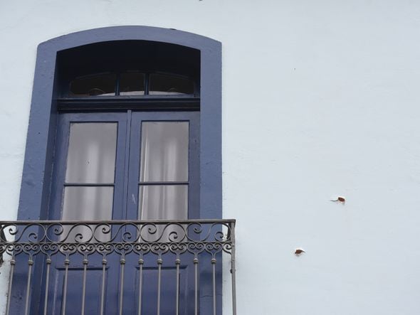 Bandidos explodem e assaltam os bancos Banestes, Banco do Brasil e Sicoob em Santa Leopoldina. Marcas de tiros na parede do antigo casarão.  por Carlos Alberto Silva