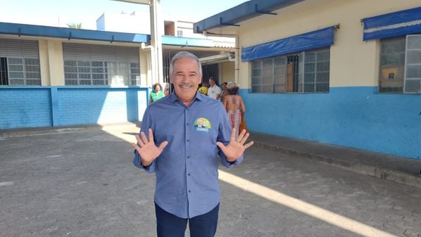 Candidato ao governo do Espírito Santo votou na Emef Jerônimo Monteiro, no bairro Novo Horizonte; ele também declarou estar satisfeito com o "carinho da população"