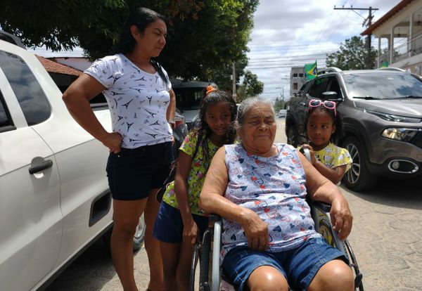 A aposentada Zilca Pereira dos Santos, de 74 anos, votou na escola Marília de Rezende, no bairro Interlagos, em Linhares. Ela estava acompanhada da filha Maria Helena dos Santos, 48 anos, e das netas Mayana, 9 anos, e  Ana Beatriz, de 4 anos.