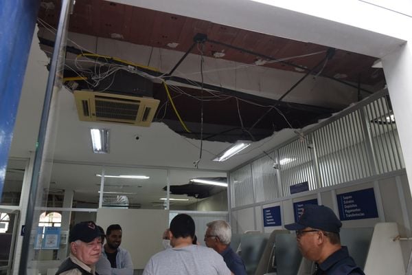Bandidos explodem e assaltam bancos em Santa Leopoldina. Na imagem, a agência do Banestes. Também foram antingidos os bancos Sicoob e Banco do Brasil. por Carlos Alberto Silva