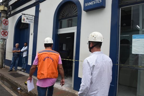 Bandidos explodem e assaltam bancos em Santa Leopoldina. Na imagem, a agência do Banestes. Também foram antingidos os bancos Sicoob e Banco do Brasil. por Carlos Alberto Silva