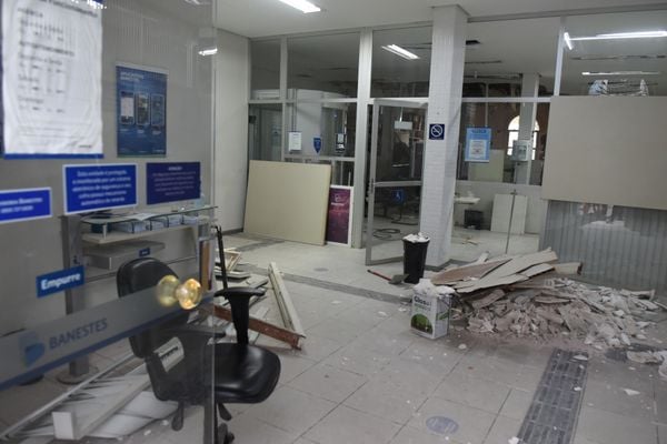 Bandidos explodem e assaltam bancos em Santa Leopoldina. Na imagem, a agência do Banestes. Também foram antingidos os bancos Sicoob e Banco do Brasil. por Carlos Alberto Silva