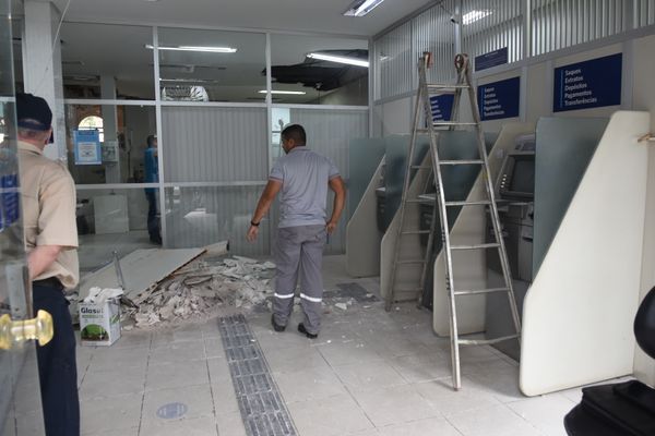 Bandidos explodem e assaltam bancos em Santa Leopoldina. Na imagem, a agência do Banestes. Também foram antingidos os bancos Sicoob e Banco do Brasil. por Carlos Alberto Silva