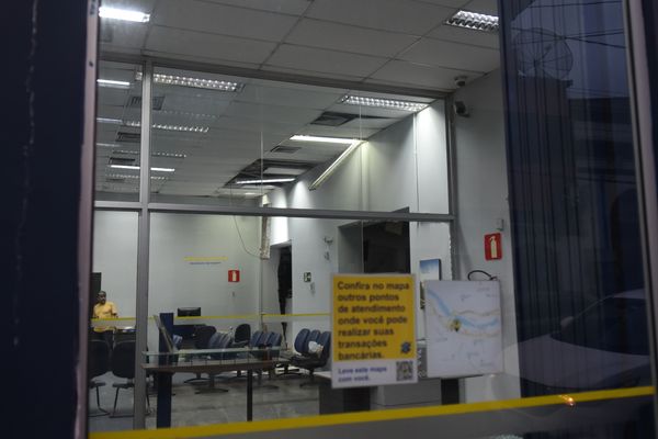 Bandidos explodem e assaltam bancos em Santa Leopoldina. Na imagem, a agência do Banco do Brasil. Também foram antingidos os bancos Sicoob e Banestes.  por Carlos Alberto Silva