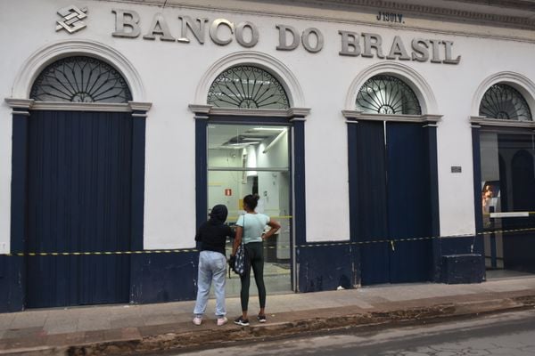 Bandidos explodem e assaltam bancos em Santa Leopoldina. Na imagem, a agência do Banco do Brasil. Também foram antingidos os bancos Sicoob e Banestes.  por Carlos Alberto Silva