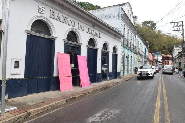 Bandidos explodem e assaltam bancos em Santa Leopoldina. Na imagem, a agência do Banco do Brasil. Também foram antingidos os bancos Sicoob e Banestes.  por Carlos Alberto Silva