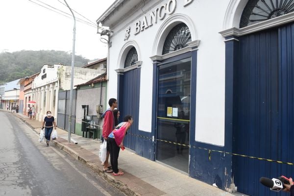 Bandidos explodem e assaltam bancos em Santa Leopoldina. Na imagem, a agência do Banco do Brasil. Também foram antingidos os bancos Sicoob e Banestes.  por Carlos Alberto Silva