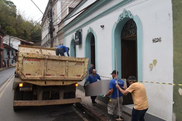 Bandidos explodem e assaltam bancos em Santa Leopoldina. Na imagem, a agência do Sicoob. Também foram antingidos os bancos Banestes e Banco do Brasil. por Carlos Alberto Slva