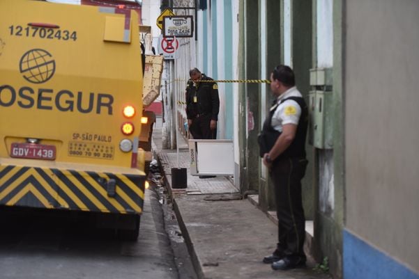Bandidos explodem e assaltam bancos em Santa Leopoldina. Na imagem, a agência do Sicoob. Também foram antingidos os bancos Banestes e Banco do Brasil. por Carlos Alberto Slva