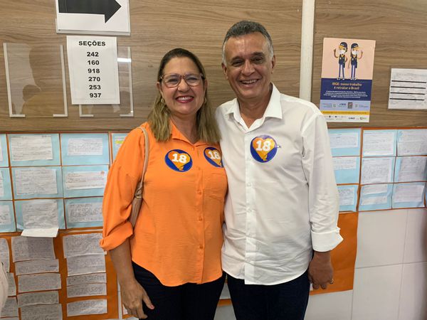 Candidato votou na Emef Dr. Helio Ferraz, ao lado da esposa Mara Barcellos; no local, ele agradeceu o apoio de eleitores e afirmou estar com o sentimento de 'dever cumprido'
