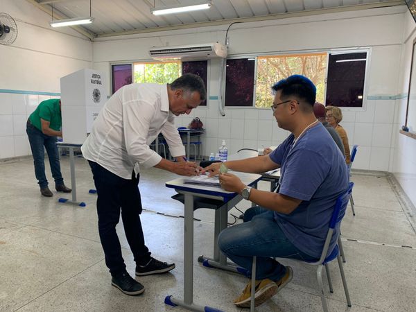 Candidato Audifax Barcellos vota na EMEF Dr. Hélio Ferraz, no bairro Hélio Ferraz, na Serra