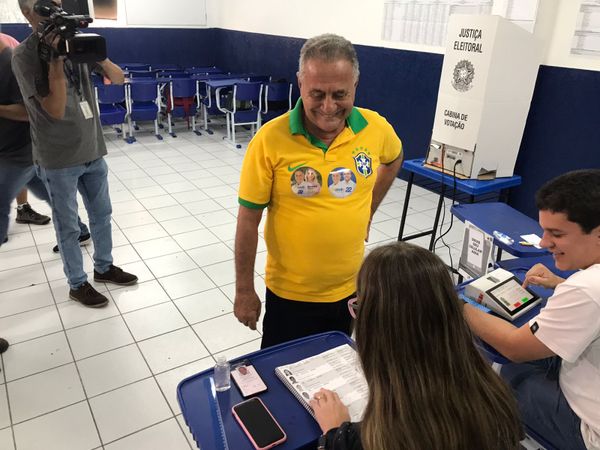 Candidato Carlos Manato (PL) votou no colégio Darwin em Jardim da Penha pela manhã