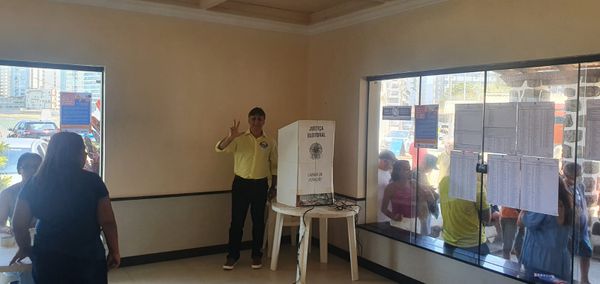 Candidato Cláudio Paiva (PRTB) realizou o seu voto no Ciribeira Clube, em Guarapari