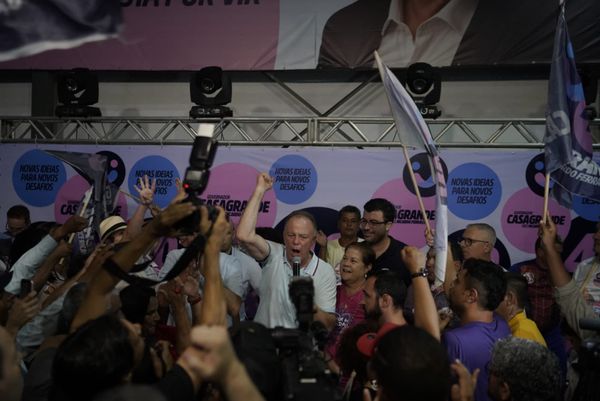 Casagrande com apoiadores em comitê
