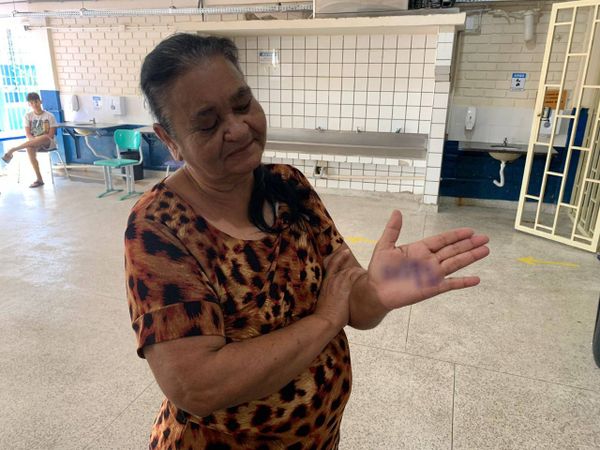 Dona Jandira Ribeiro, 69, trouxe a colinha na palma da mão para votar no maior colégio eleitoral da Serra, o Emef Feu Rosa