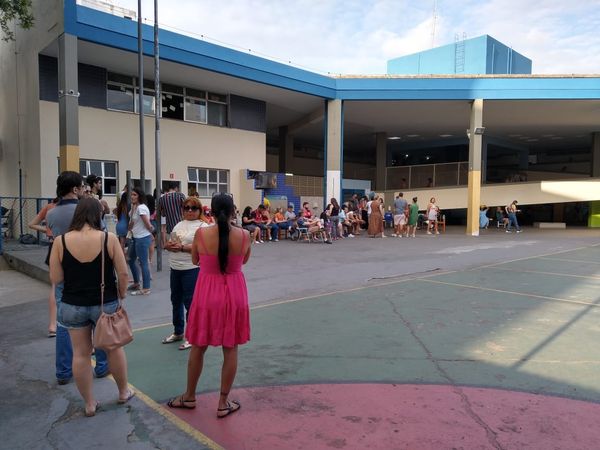 Eleitores aguardam para votar em fila na EMEF Éber Louzada Zippinotti 
