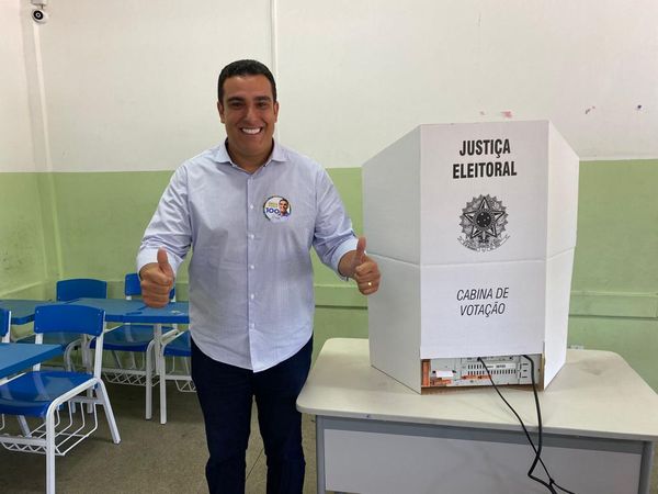 Erick Musso, candidato ao Senado pelo Republicanos, votou às 9h50 no Colégio Primo Bitti, em Coqueiral de Aracruz, acompanhado da esposa, Mayara Musso.