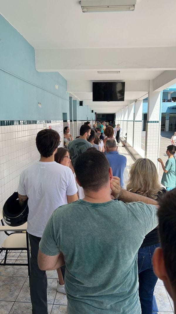 Filas para votação no colégio São José, no Centro de Vila Velha por Leonel Ximenes