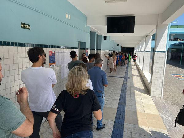 Filas para votação no colégio São José, no Centro de Vila Velha por Leonel Ximenes