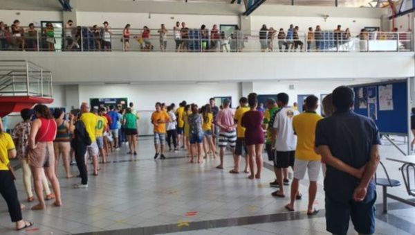 Filas se nas seções de votação do Colégio Salesiano, em Jardim Camburi