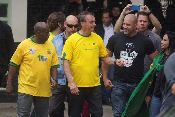 Jair Bolsonaro chega para votar na Vila Militar, no Rio de Janeiro