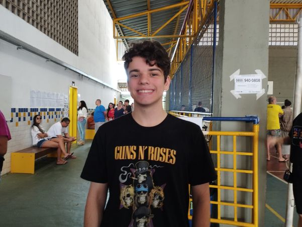 O estudante Mateus Salazar, 16, foi às urnas neste domingo (2) para participar das eleições presidenciais