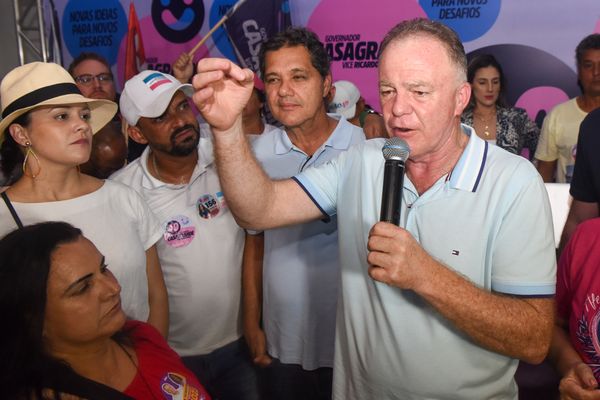 Renato Casagrande com apoiadores após resultado do primeiro turno das eleições no ES. O candidato do PSB obteve  46% dos votos