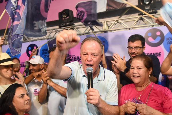 Renato Casagrande com apoiadores após resultado do primeiro turno das eleições no ES. O candidato do PSB obteve  46% dos votos