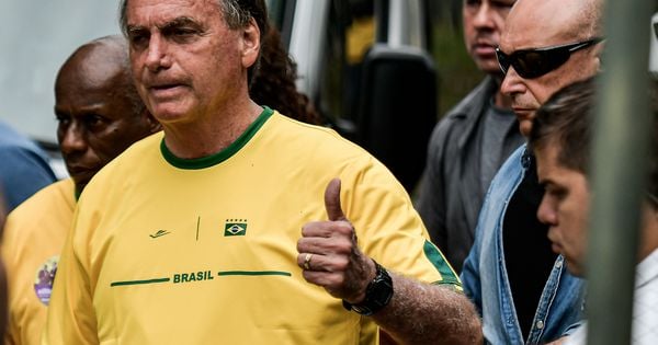 Declaração aconteceu em comício nesta quinta-feira (25), na cidade de Caxias do Sul (RS); ex-presidente acusa Lula de tirar dele carros blindados e seguranças