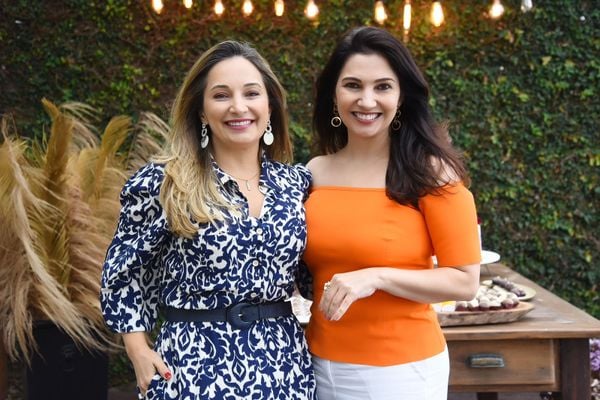 As irmãs Ana Paula e Nathalia Burian em festa na praia da costa