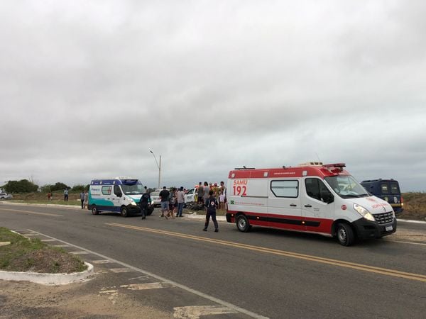 O acidente foi entre o Trevo da Lagoa do Siri com a localidade de Jacarandá, em Marataízes, e envolveu um carro e uma moto por Adriano Maratimba